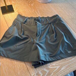 ALO Yoga Green Athletic Shorts Lightweight Performance Design